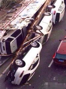 国产车追尾大挂车视频,国产车追尾大挂车事故现场惊险瞬间